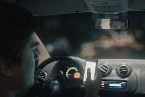 Luchemos por la Vida reforzoacute la campantildea El celular al volante mata