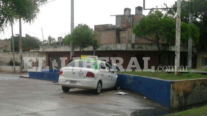 Remisero perdioacute el control de su auto y se estrelloacute contra una isleta