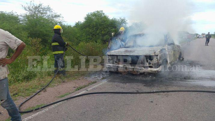 Se incendioacute una camioneta y sus ocupantes lograron escapar