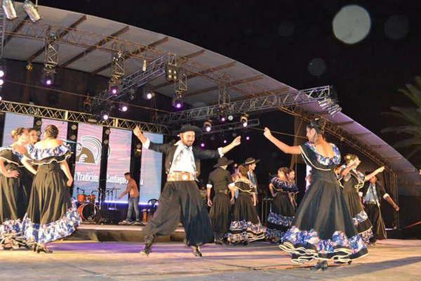 Hoy continuacutea el festival Ciudad de Antildeatuya
