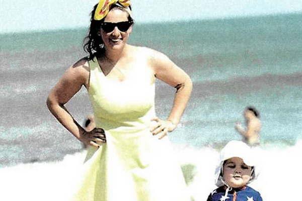 Juana Repetto hace jugar con el viento y las olas a su pequentildeo hijo Toribio