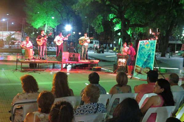 La plazoleta Eva Peroacuten vuelve a ser el escenario de los mejores artistas