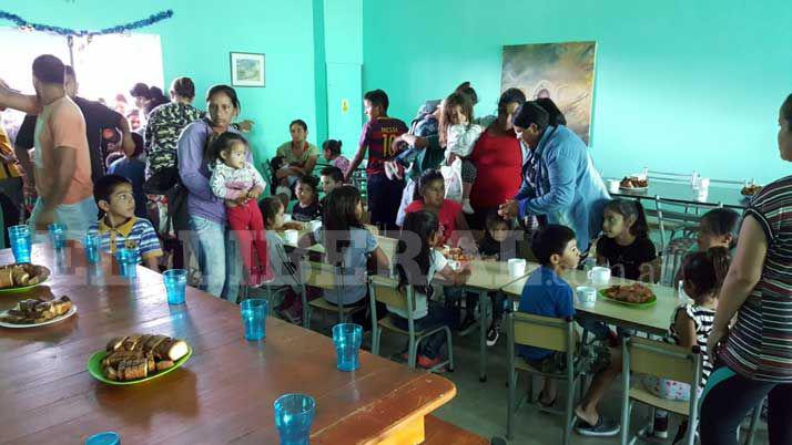 Festejo del Diacutea de Reyes en el comedor de Margarita Barrientos en Antildeatuya