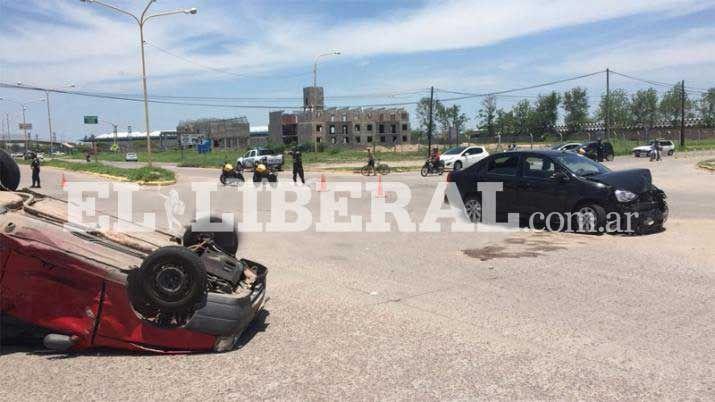 Choque y vuelco de un auto en Ruta 51 y Autopista