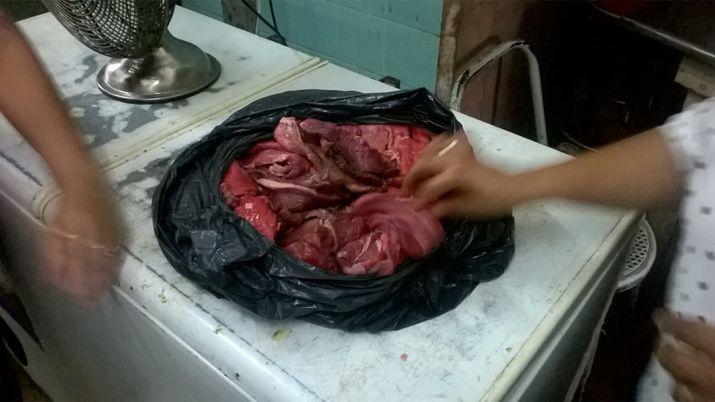 VIDEO  Filman a empleados de un bar levantando bifes del piso