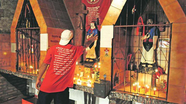 Se iniciaron los homenajes al Gauchito Gil con la vigilia de  sus adoradores y promesantes