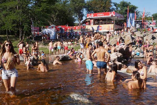 Los turistas disfrutan de balnearios y las peatonales en Carlos Paz