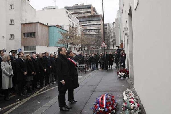 Francia recordoacute a Charlie Hebdo y el inicio de atentados 