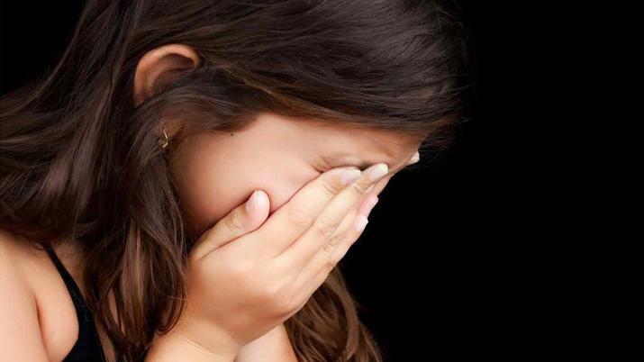 Acuchilloacute a su hija de 5 antildeos porque defendioacute a su madre