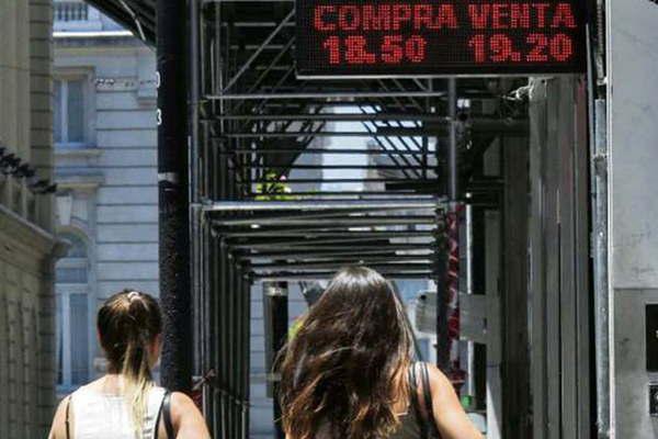 El FMI recomendoacute un doacutelar a 22 para bajar el deacuteficit de cuentas externas