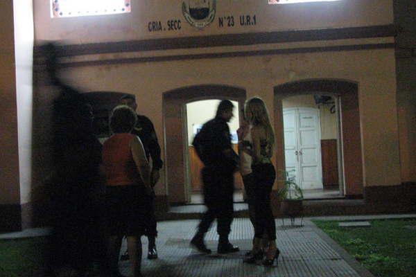 Dos joacutevenes y una mujer presos  por el asalto a un remisero