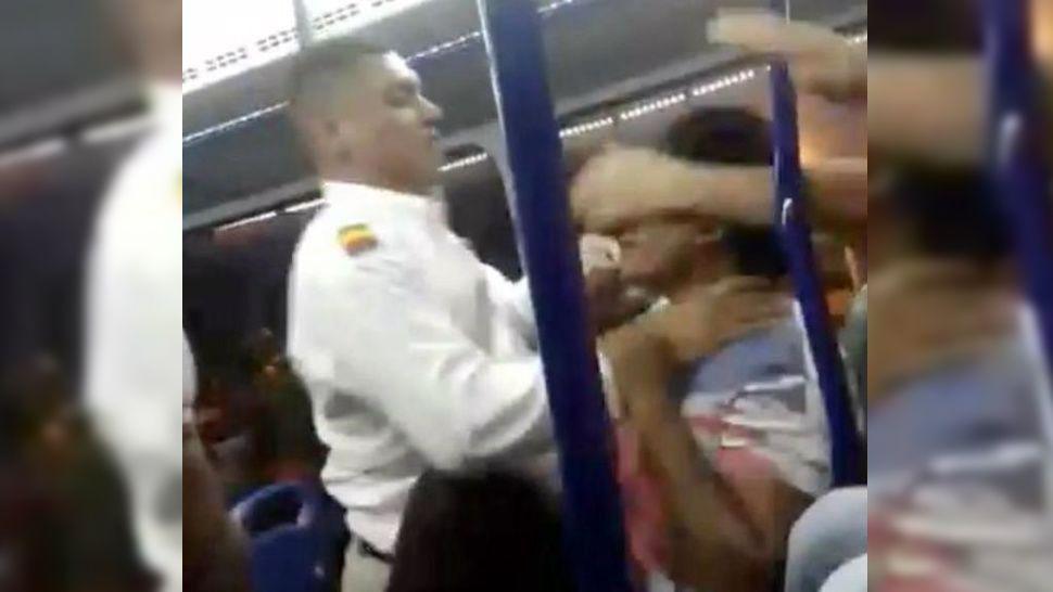 VIDEO Un chofer le pegoacute a un pasajero por tocar el timbre sin parar