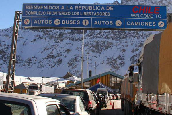 Instalaron dos consulados temporarios y esperan a 75 mil argentinos en Chile