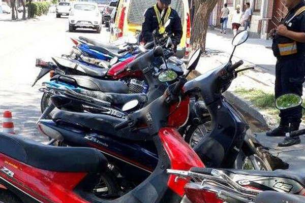 En operativos policiales retuvieron 137 vehiacuteculos por violar normas de traacutensito