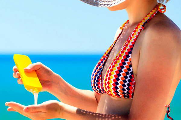 Los protectores solares los tatuajes temporales y el cloro de las piscinas pueden generar algunos inconvenientes