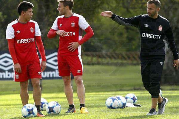 Lucas Bernardi entrenador del Pincha aguarda la llegada de un delantero y marcador central