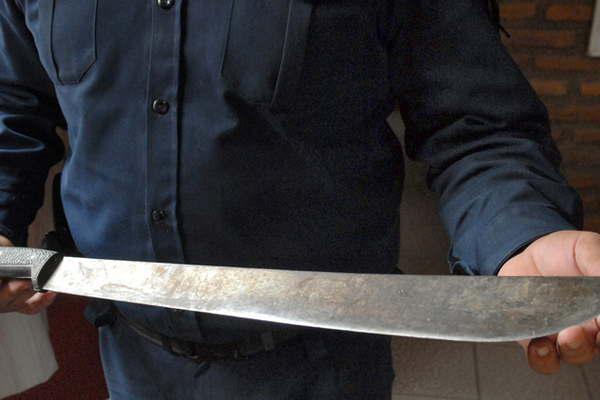 El joven quiso lastimarse con un machete