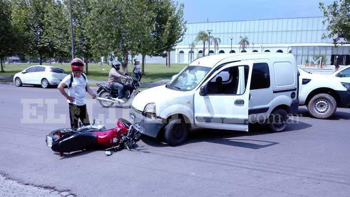 Fuerte choque entre un utilitario y una motocicleta en avenida Roca