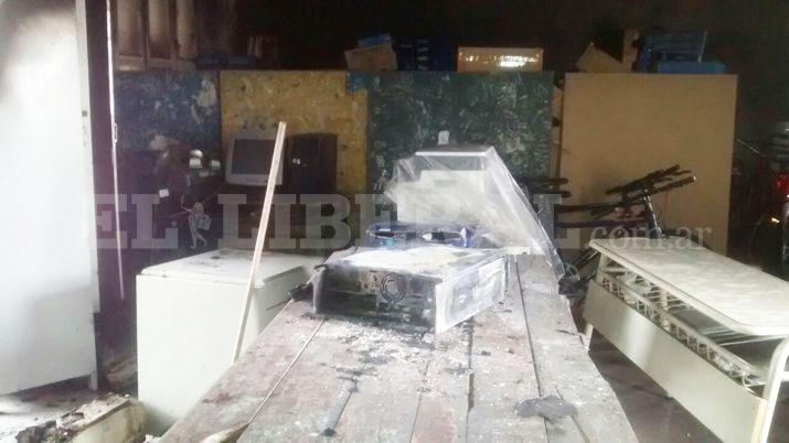 Vaacutendalos prendieron fuego un colegio en Beltraacuten