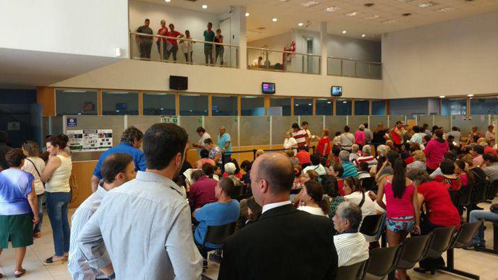 Emilio Basavilbaso visitoacute las oficinas del Banco Santiago en Catamarca