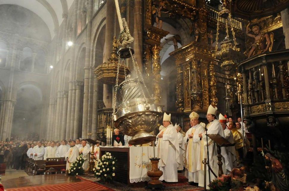 Detuvieron a dos monaguillos por meter marihuana en el botafumeiro