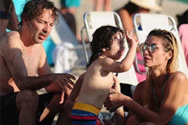 Fabiaacuten Vena se metioacute al mar con su pequentildeo hijo
