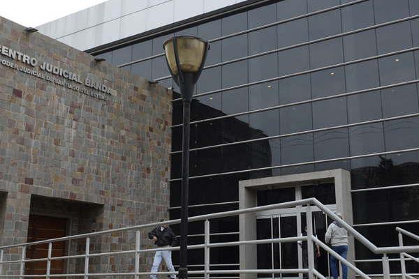 Mujer denuncioacute que su esposo un cabo de policiacutea la atacoacute a pintildeas y patada