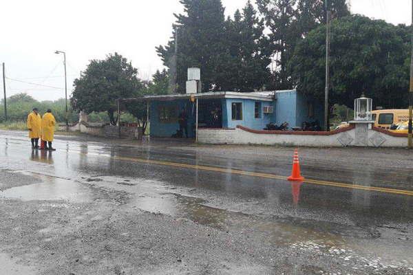 Agente de seguridad vial huyoacute en un auto mientras ingeriacutea bebidas