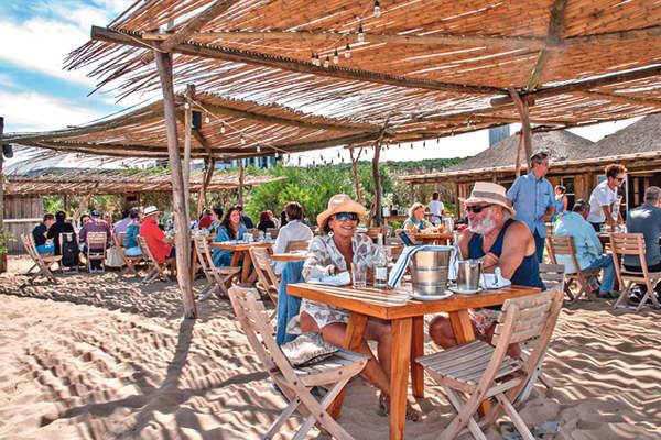 Almorzar o cenar frente al mar es un plan por demaacutes tentador