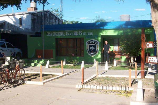 Investigan la muerte de un joven que cayoacute de su motocicleta