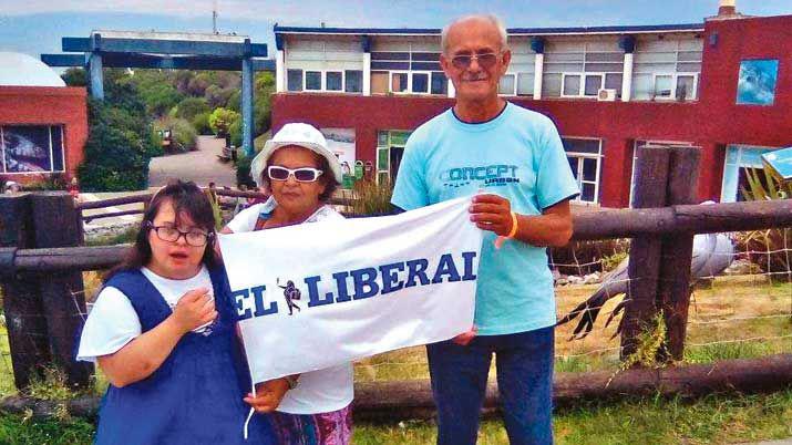 Los santiaguentildeos disfrutan del descanso en La Feliz auacuten con amenaza de lluvia