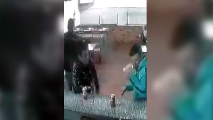VIDEO  Lo fusilaron mientras esperaba en una pizzeriacutea
