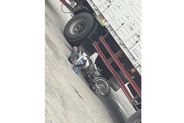 Motociclista grave al chocar con un camioacuten en la ciudad de Friacuteas