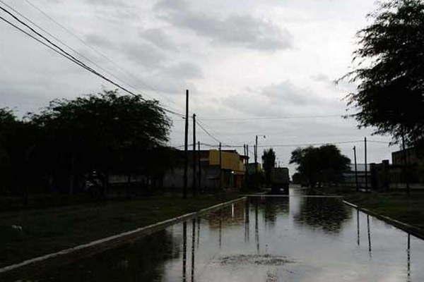 En Colonia Dora cayeron maacutes de  27mm y se inundaron algunas zonas