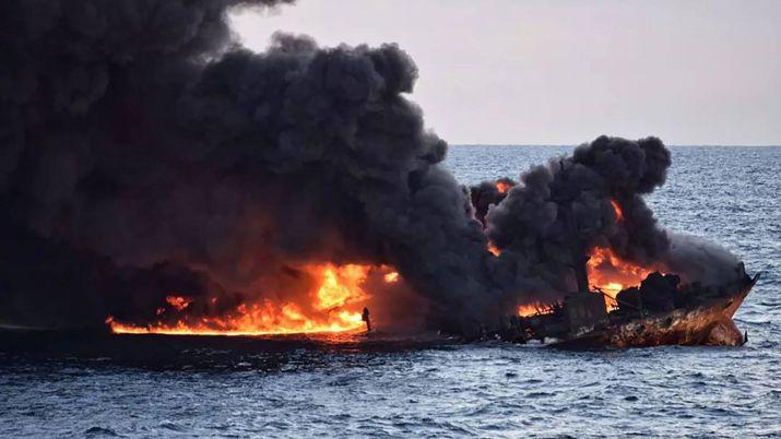 VIDEO  Se hundioacute un petrolero iraniacute en China con 32 tripulantes
