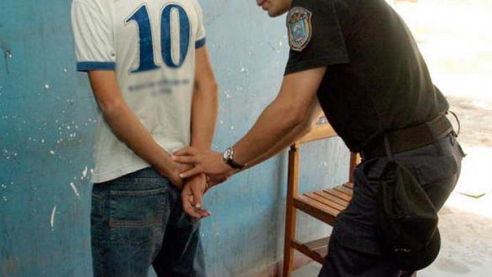 Golpeoacute a su mujer amenazoacute a los hijos y quiso matarse con un machete