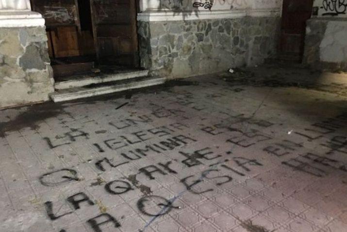 Los agresores pintaron consignas en contra del Papa y de la Iglesia Católica