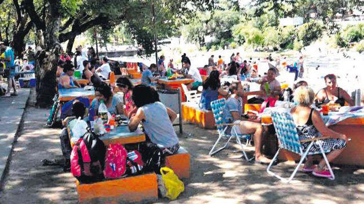 Salioacute el sol en la Villa y la gente se volcoacute a la actividad al aire libre