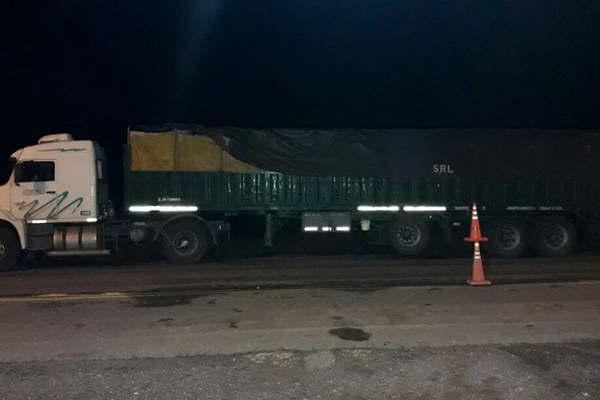 Interceptan un camioacuten cargado con mercaderiacutea ilegal sobre Ruta 16 