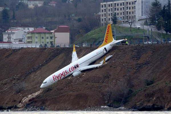 Un avioacuten aterrizoacute de emergencia y quedoacute al borde de caer al Mar Negro