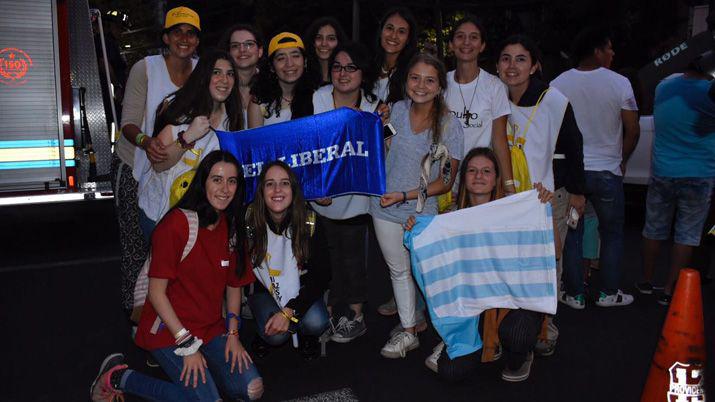 Miles de chilenos y visitantes salieron a las calles a saludar a Francisco