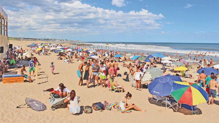 Volvioacute el sol y las playas de Punta retomaron su colorido argentino