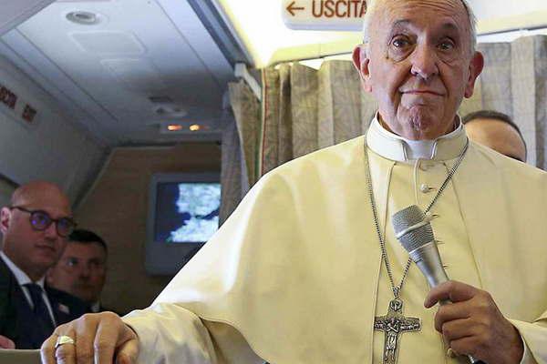En pleno vuelo Francisco reafirmoacute su cercaniacutea con el pueblo argentino