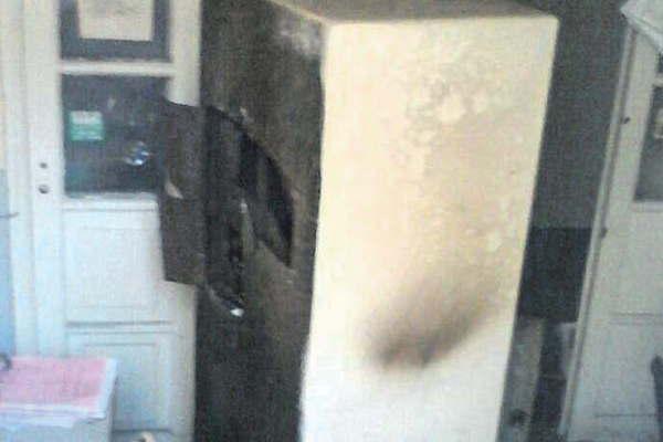 Fue descubierta en llamas y sin dinero