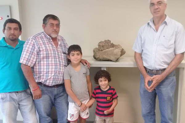 Una familia encontroacute un fragmento de craacuteneo de mastodonte en la zona del riacuteo Dulce