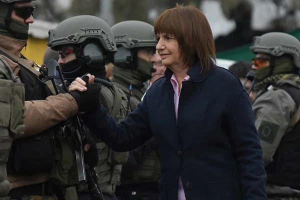 Bullrich mantiene contacto permanente con Chile para poder combatir a la RAM