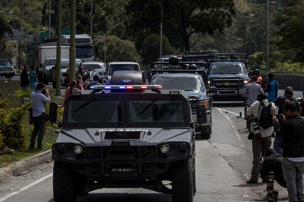 Fuerzas venezolanas matan en un operativo al expoliciacutea Oscar Peacuterez 