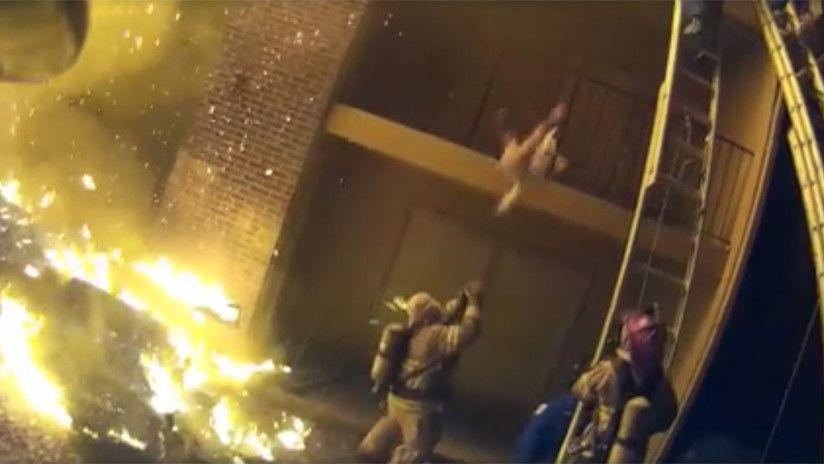 Bombero salva a un bebeacute que fue arrojado desde un edificio en llamas