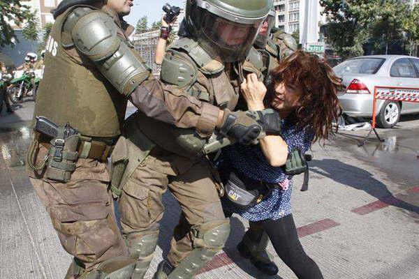Disuelven en Santiago protesta contra la visita papal