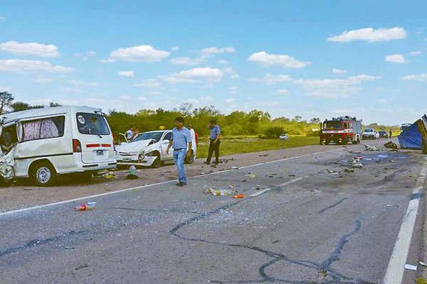 Choque entre camioacuten combi  y auto terminoacute con un muerto